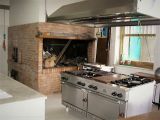 zona cucina con forno a legna